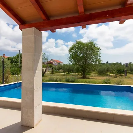 Charming Seve With Private Pool In