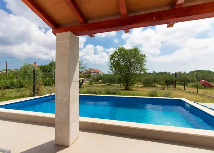 Charming Seve With Private Pool In