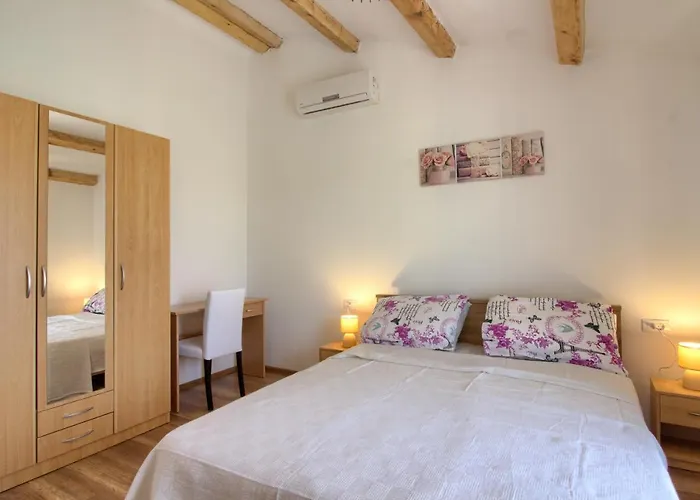 Charming Seve With Private Pool In