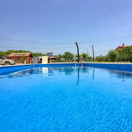 Charming Seve With Private Pool In Pola