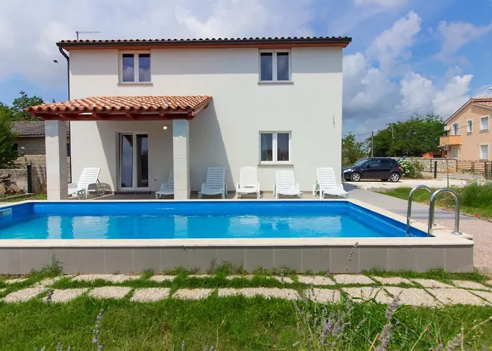 Charming Seve With Private Pool In Vila